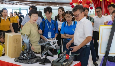 Các bạn sinh viên hồi sinh vật liệu tái chế, xanh hóa không gian
