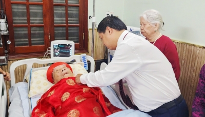 Thường trực Thành uỷ Đà Nẵng trao Huy hiệu 80 năm tuổi đảng cho các đồng chí lão thành cách mạng phường Hải Châu