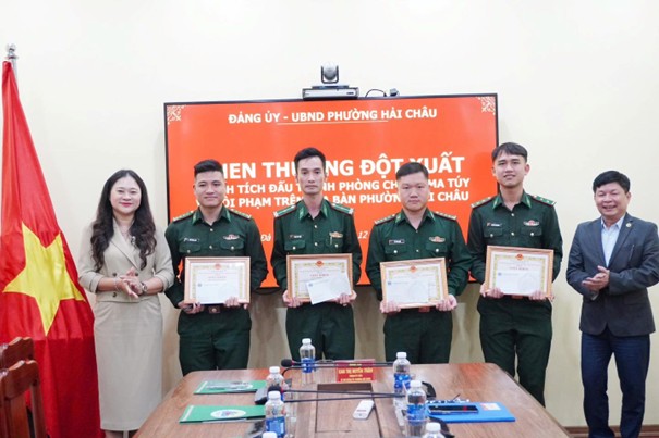Bà Cao Thị Huyền Trân, Bí thư Đảng ủy, Chủ tịch HĐND phường Hải Châu khen thưởng đột xuất Biên phòng Cửa khẩu Cảng Đà Nẵng với thành tích đấu tranh phòng chống ma tuý trên địa bàn.