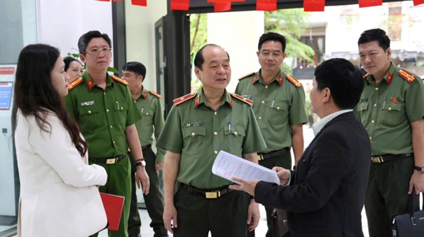 Thiếu tướng Nguyễn Hữu Hợp, Ủy viên Ban Thường vụ Thành ủy, Bí thư Đảng ủy, Giám đốc Công an thành phố Đà Nẵng làm việc với phường Hải Châu.