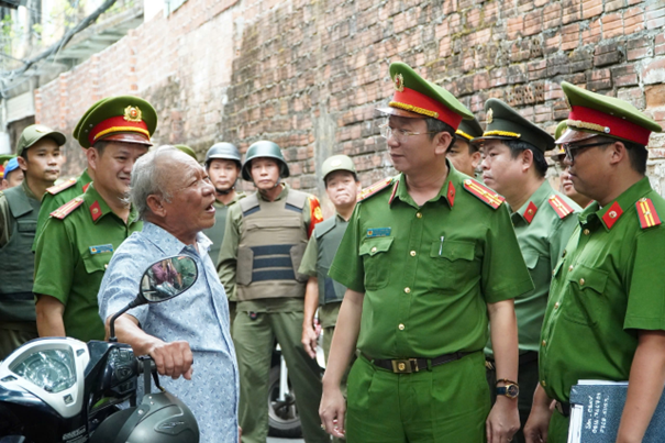 Lực lượng CAND phường Hải Châu thực hiện kiểm tra từng ngõ phố