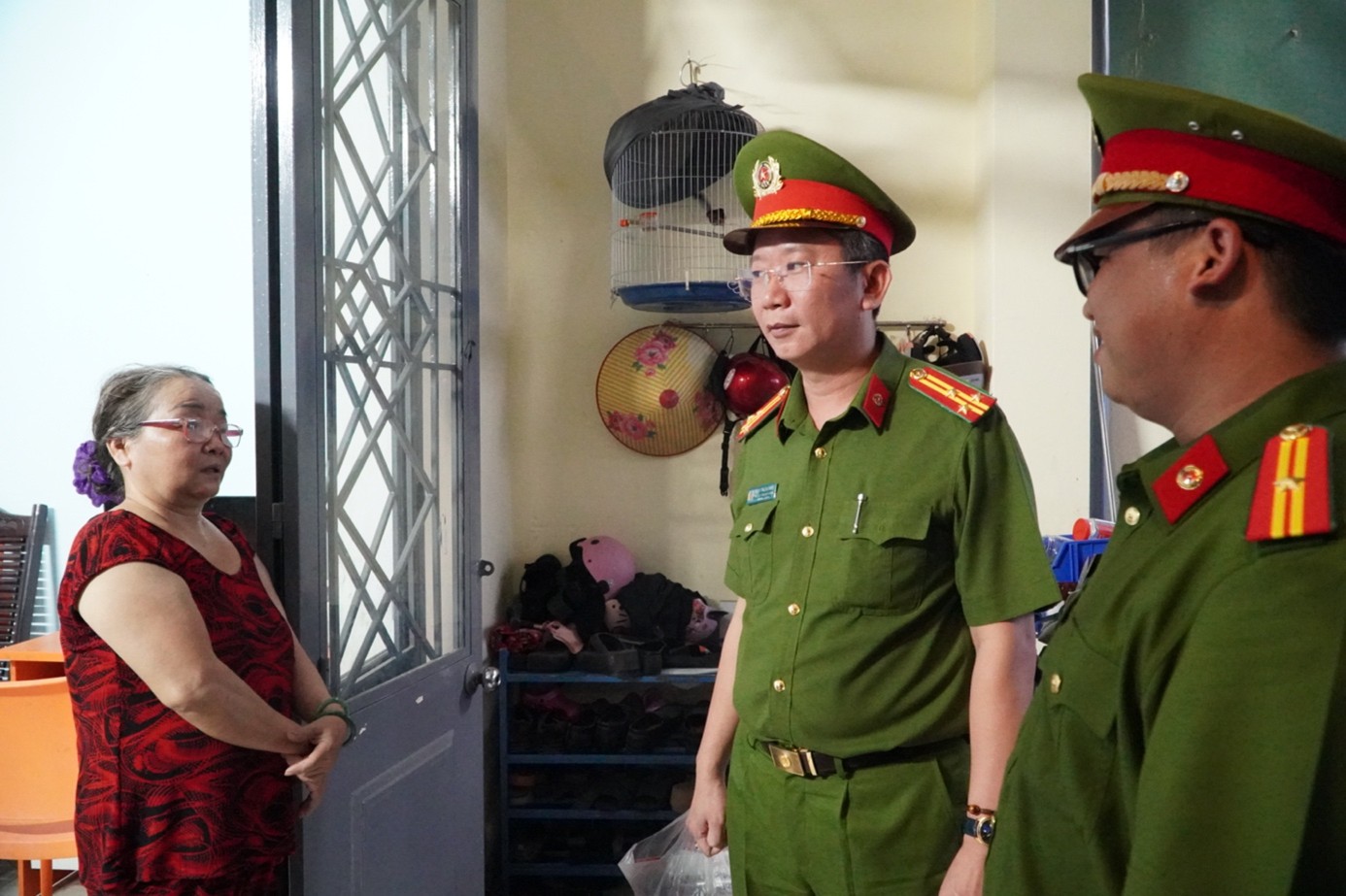 Công an phường Hải Châu động viên người dân tố giác tội phạm, đối tượng liên quan đến ma tuý.
