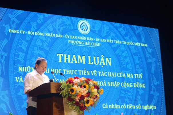 Chị Nguyễn Thị Kim Ngọc tham gia tham luận tại hội nghị quán triệt, tuyên truyền và triển khai xây dựng “Phường Hải Châu không ma túy”. 