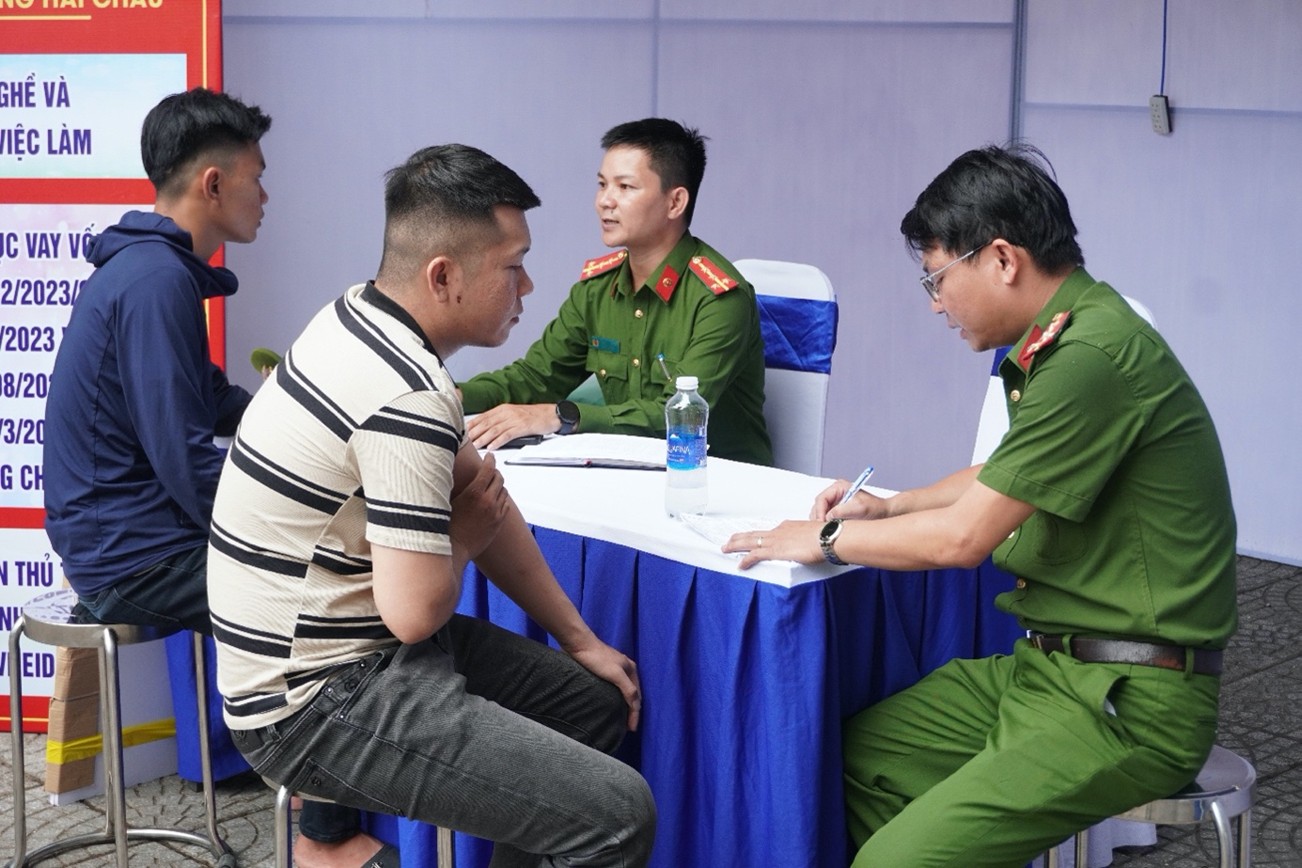 Công an phường tư vấn nghề nghiệp cho thanh niên tại Ngày hội việc làm