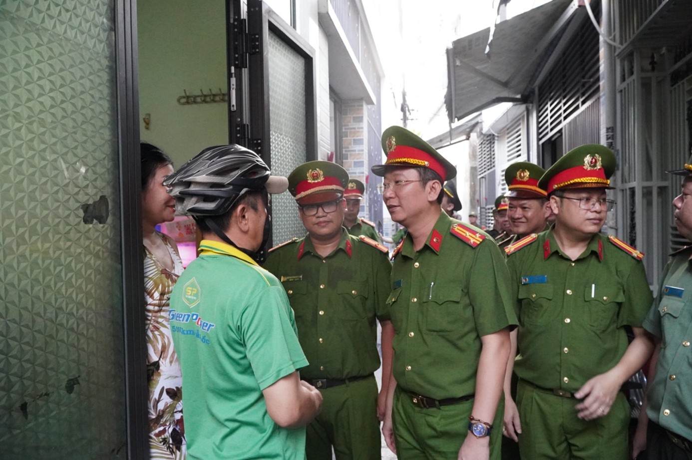 Công an phường Hải Châu kiểm tra an ninh trật tự tại các địa bàn khu dân cư, thăm hỏi, động viên người dân tố giác đối tượng liên quan đến ma tuý.