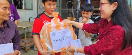 Hội LHPN phường Hải Châu trao tặng 30 suất quà cho người dân bị ảnh hưởng mưa lũ