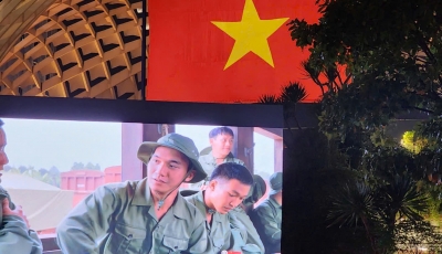 Người dân xúc động khi xem phim Mưa đỏ tại Công viên APEC