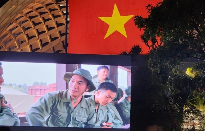 Người dân xúc động khi xem phim Mưa đỏ tại Công viên APEC