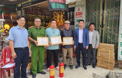 UBND phường Hải Châu thăm, khen thưởng các cá nhân, tập thể tham gia chữa cháy, cứu nạn cứu hộ