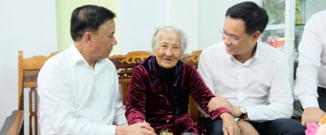 Đoàn công tác Trung ương thăm, tặng quà gia đình chính sách, hộ khó khăn tại phường Hải Châu nhận dịp Tết Bính Ngọ 2026