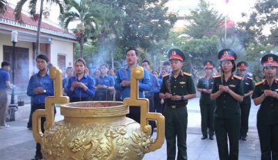 ĐOÀN PHƯỜNG HẢI CHÂU PHỐI HỢP TỔ CHỨC THẮP NẾN TRI ÂN – ĐỜI ĐỜI NHỚ ƠN CÁC ANH HÙNG, NGHĨA SĨ ĐOÀN PHƯỜNG HẢI CHÂU PHỐI HỢP TỔ CHỨC THẮP NẾN TRI ÂN – ĐỜI ĐỜI NHỚ ƠN CÁC ANH HÙNG, NGHĨA SĨ