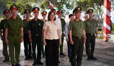 Lãnh đạo Công an thành phố Đà Nẵng dâng hương tại Nghĩa trủng Phước Ninh Lãnh đạo Công an thành phố Đà Nẵng dâng hương tại Nghĩa trủng Phước Ninh