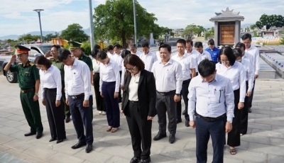 Phường Hải Châu dâng hương tưởng niệm các Anh hùng, Nghĩa sĩ tại Nghĩa trủng Phước Ninh (xã Hòa Tiến) Phường Hải Châu dâng hương tưởng niệm các Anh hùng, Nghĩa sĩ tại Nghĩa trủng Phước Ninh (xã Hòa Tiến)
