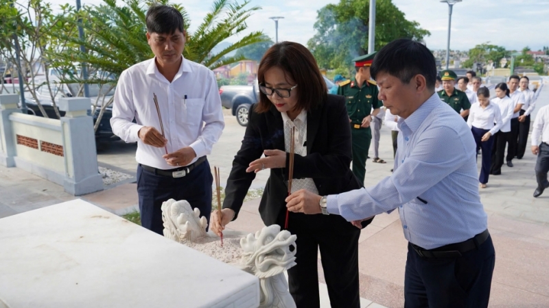 Phường Hải Châu dâng hương tưởng niệm các Anh hùng, Nghĩa sĩ tại Nghĩa trủng Phước Ninh (xã Hòa Tiến) Phường Hải Châu dâng hương tưởng niệm các Anh hùng, Nghĩa sĩ tại Nghĩa trủng Phước Ninh (xã Hòa Tiến)