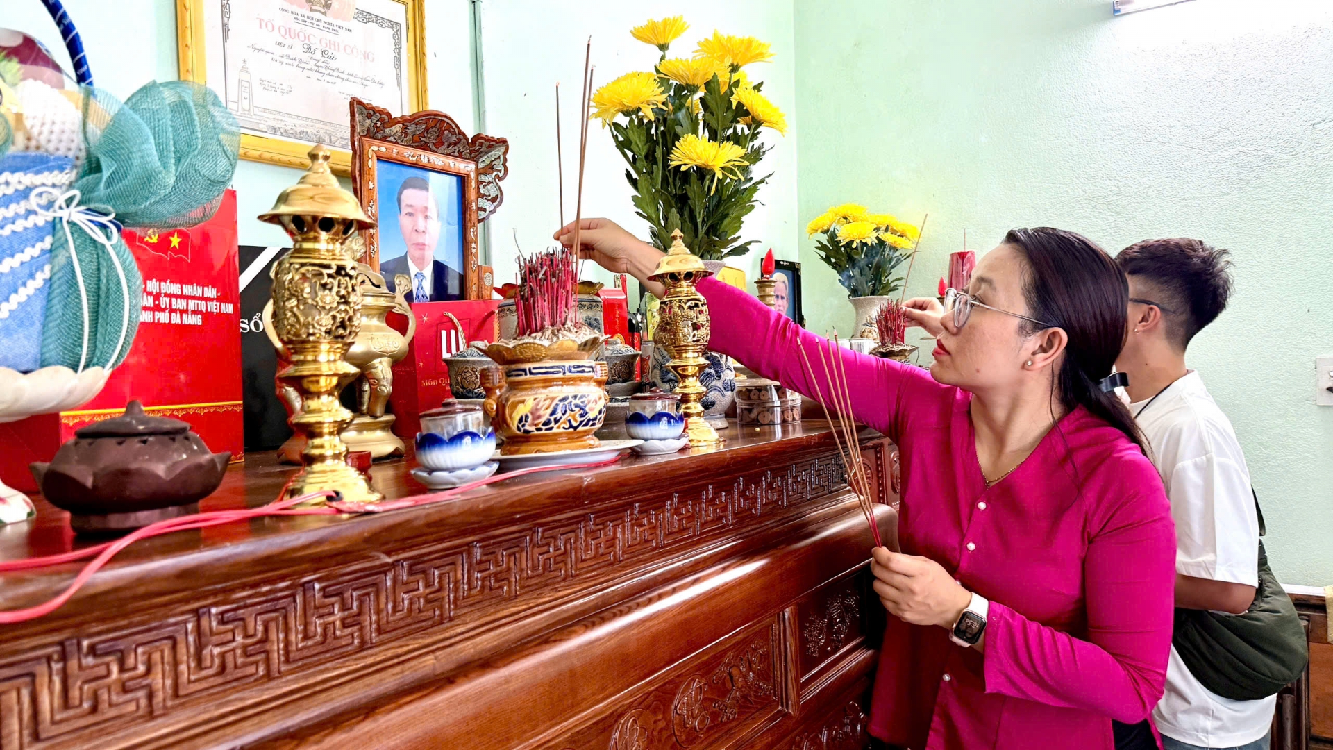 Cán bộ, hội viên Hội Liên hiệp Phụ nữ phường dâng hương tưởng niệm tại gia đình cô Nguyễn Thị Bảo