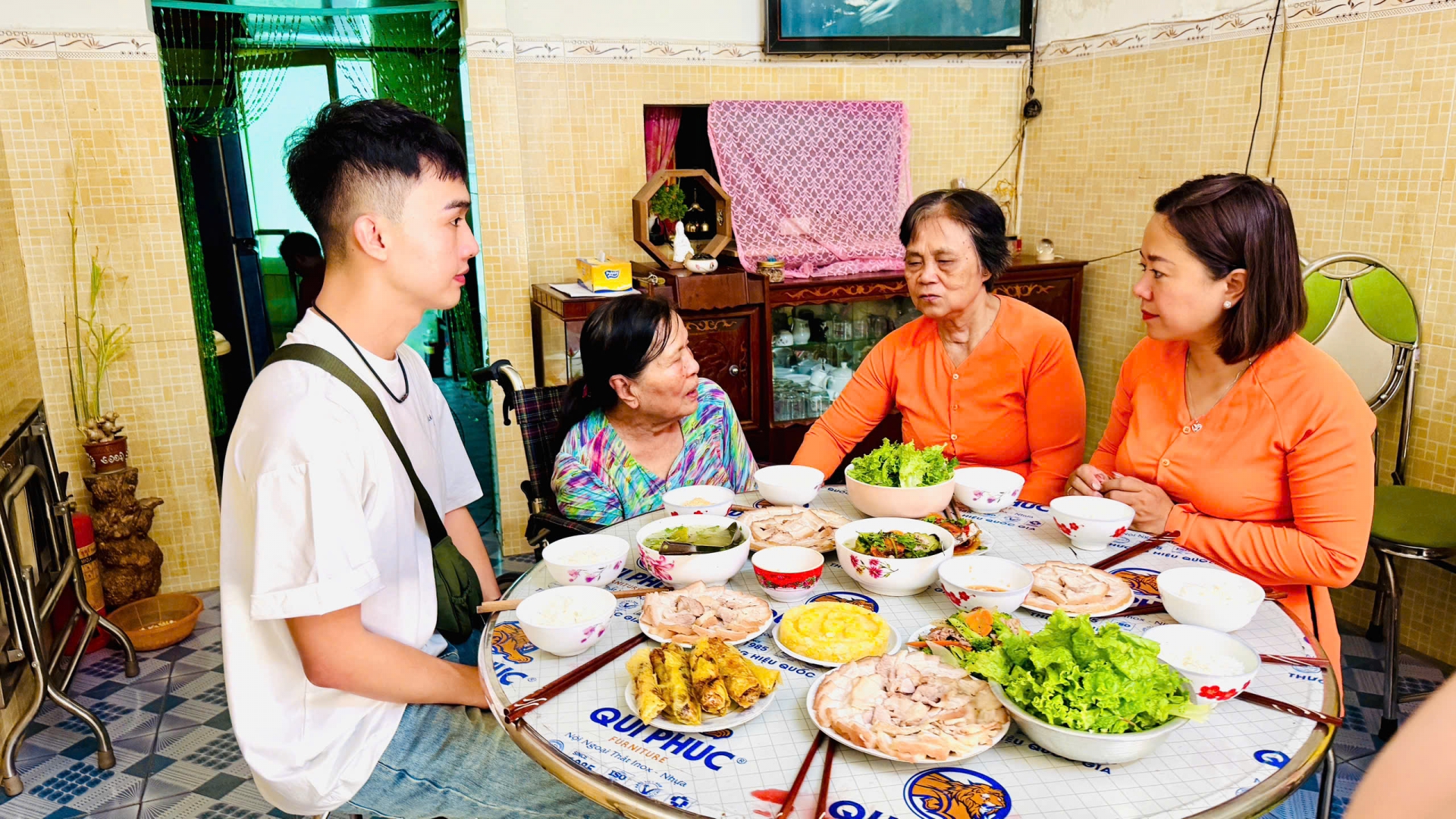 Cùng nhau dùng bữa cơm tri ân với cô Nguyễn Thị Tám - thương binh hạng 2/4