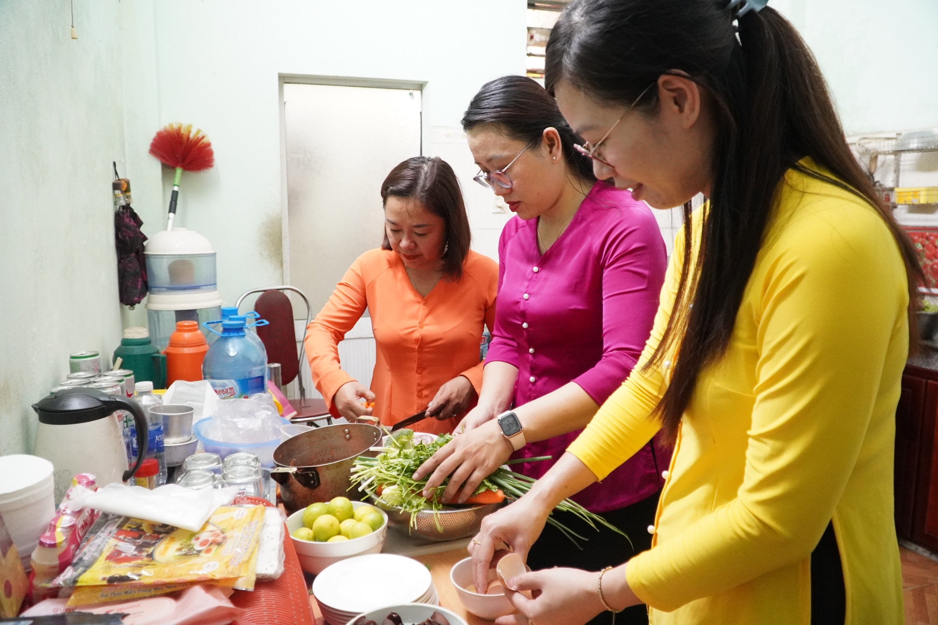 Cán bộ Hội và hội viên Hội Liên hiệp Phụ nữ phường cùng nhau chuẩn bị bữa cơm tri ân