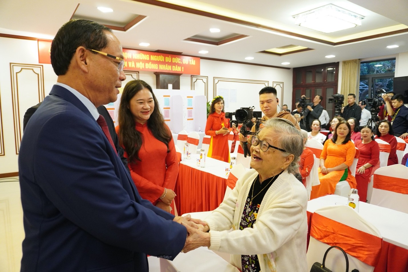 Phó Chủ tịch Quốc hội Trần Quang Phương thăm hỏi cử tri tại khu vực bỏ phiếu số 15 (phường Hải Châu)