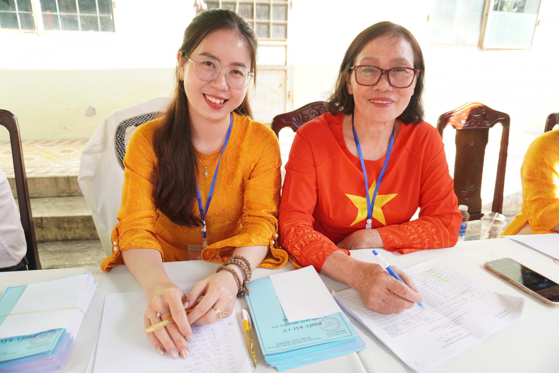 Hướng dẫn cử tri thực hiện quyền bầu cử đúng quy định.