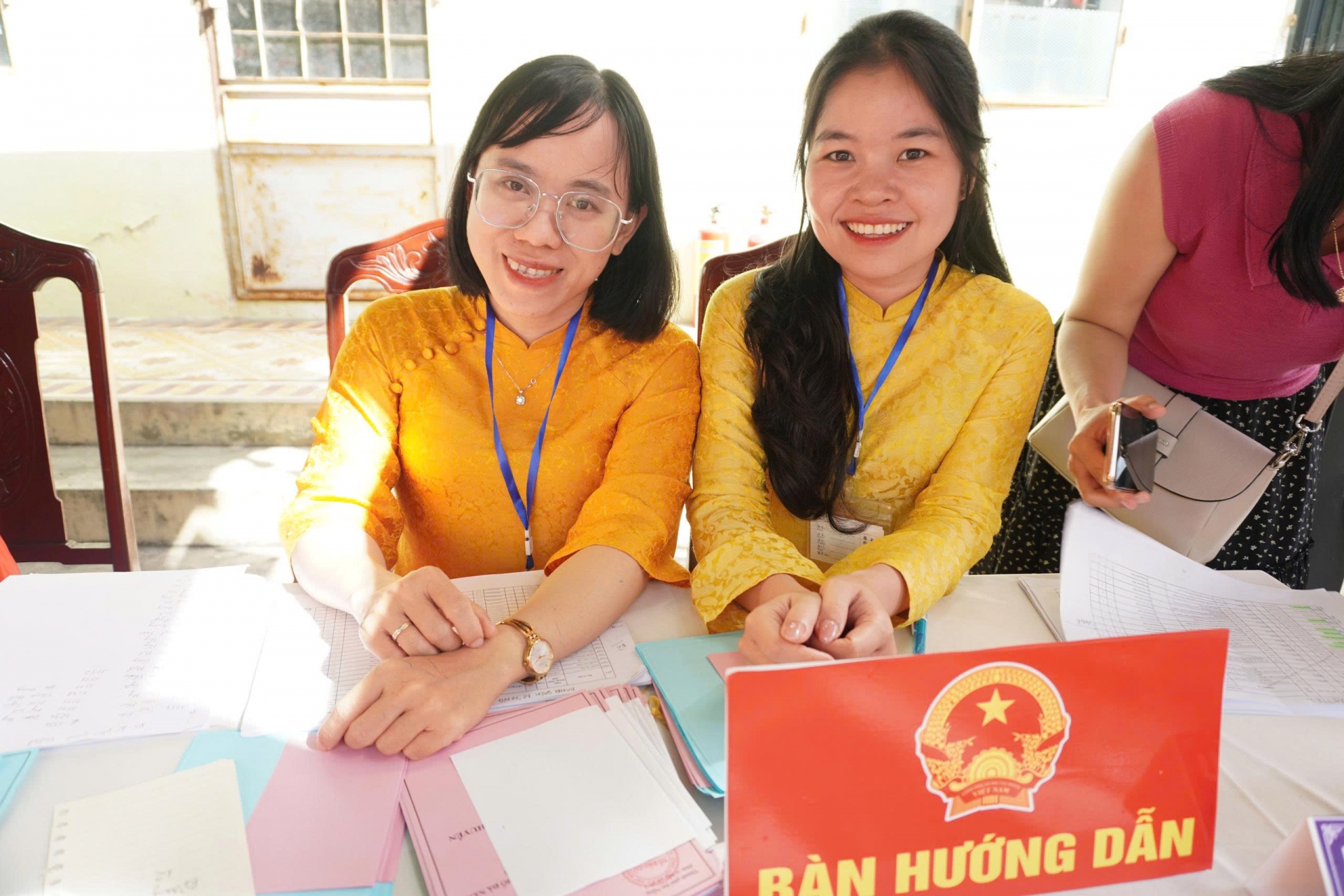 Hướng dẫn cử tri thực hiện quyền bầu cử đúng quy định.