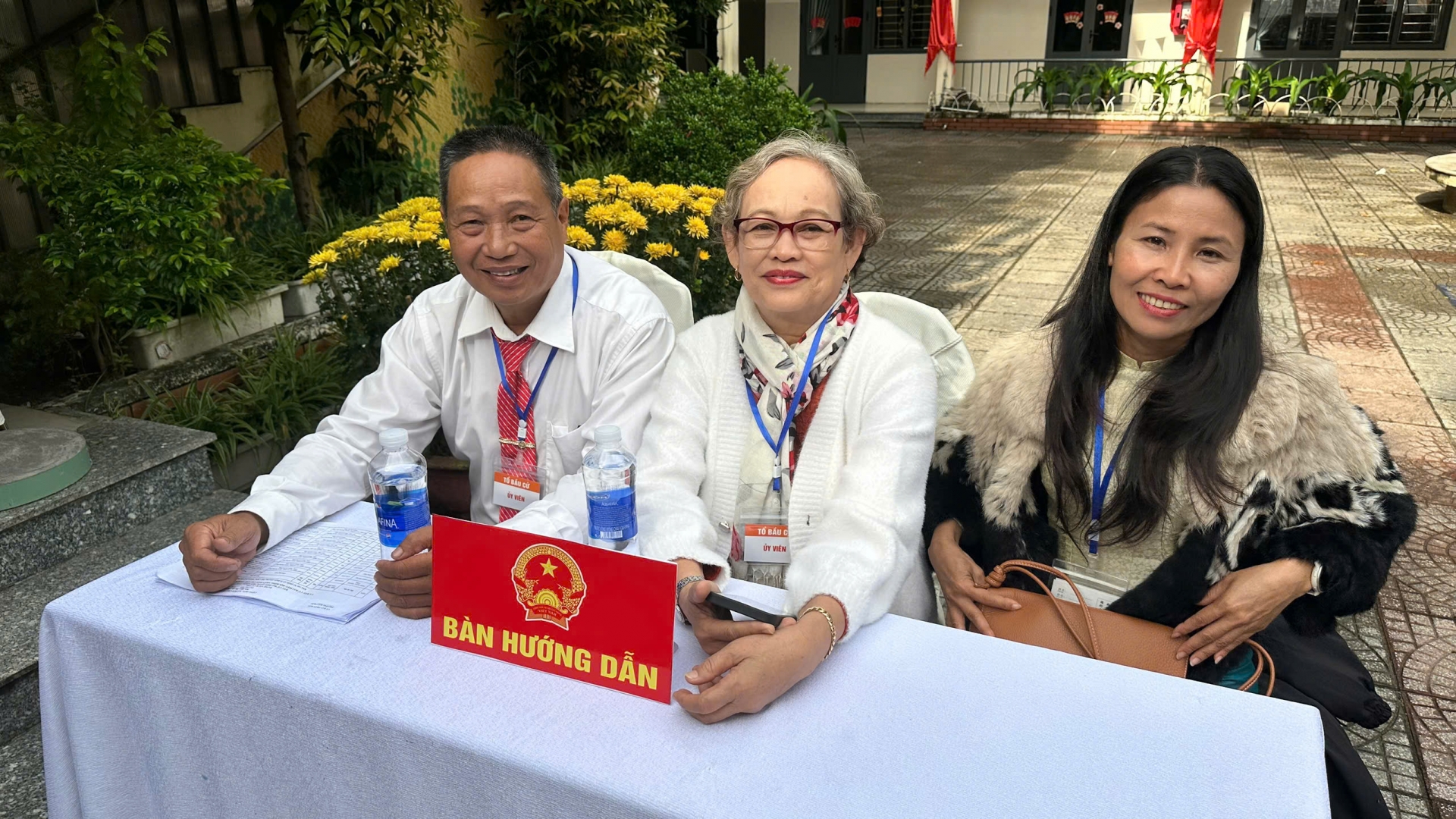 Hướng dẫn cử tri thực hiện quyền bầu cử đúng quy định.