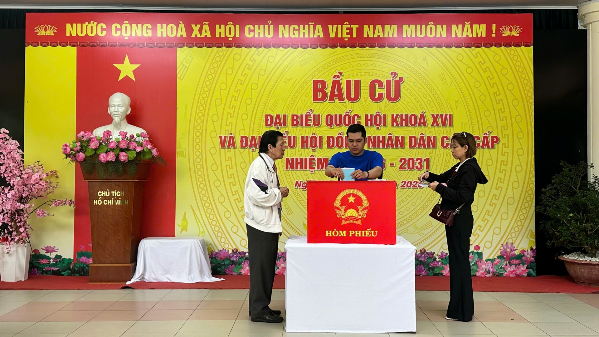 Tận tình hướng dẫn cử tri bỏ phiếu vào hòm phiếu