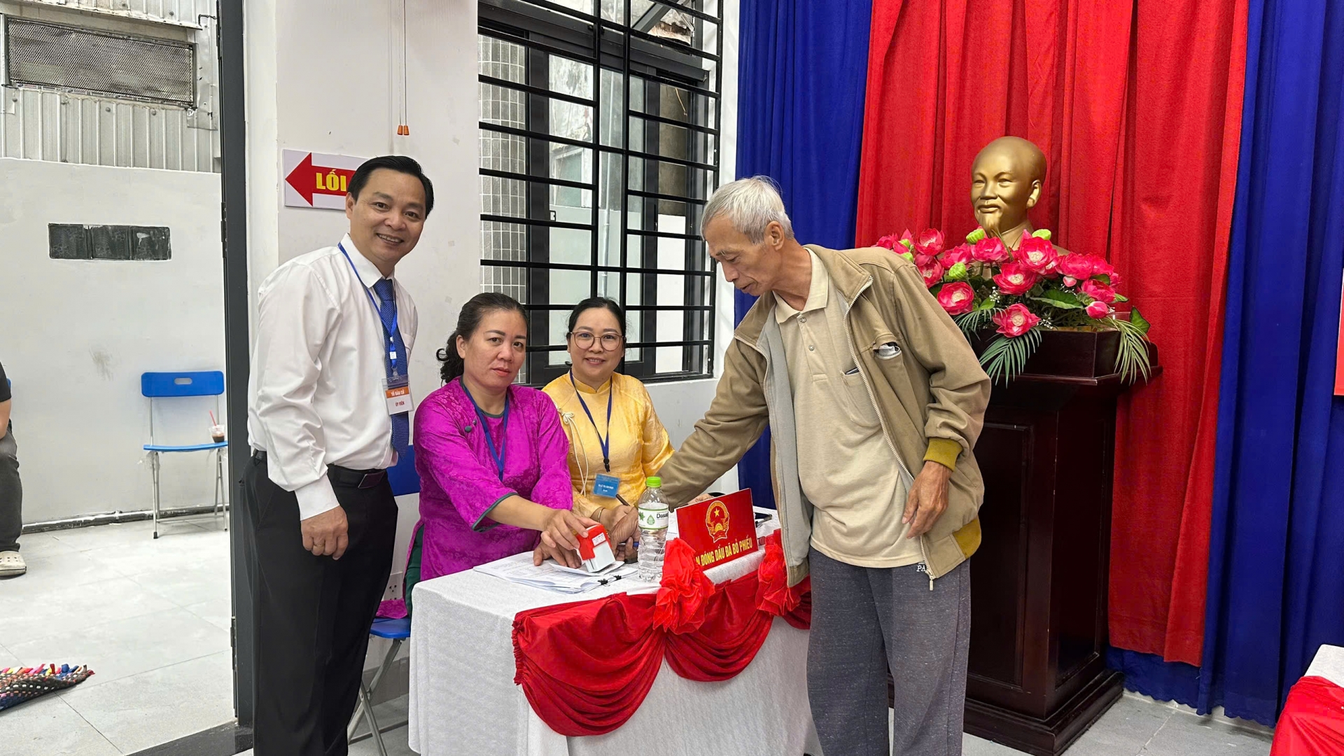 Hoàn tất quy trình với dấu xác nhận