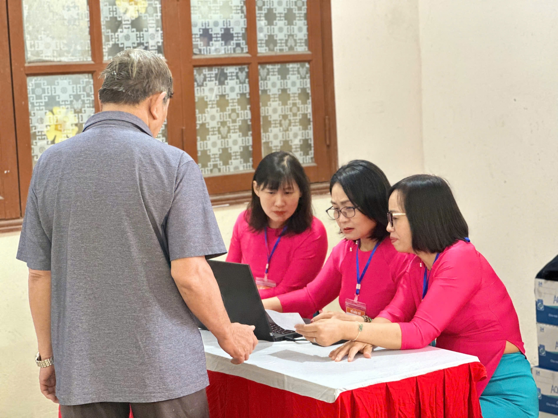 Kiểm tra, đối chiếu thẻ cử tri.