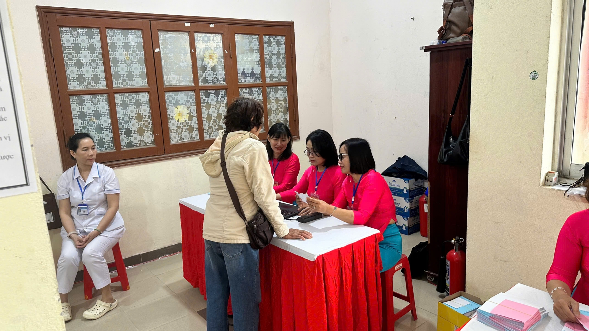 Kiểm tra, đối chiếu thẻ cử tri.