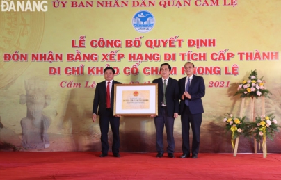 Trao bằng xếp hạng di tích cấp thành phố Di chỉ khảo cổ Chăm Phong Lệ Trao bằng xếp hạng di tích cấp thành phố Di chỉ khảo cổ Chăm Phong Lệ