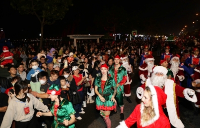 Ngập tràn không khí lễ hội cuối năm tại Phố đi bộ Bạch Đằng Ngập tràn không khí lễ hội cuối năm tại Phố đi bộ Bạch Đằng