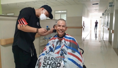 Tiệm cắt tóc nghĩa tình, tặng nụ cười cho người bệnh Tiệm cắt tóc nghĩa tình, tặng nụ cười cho người bệnh