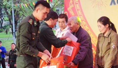 Phường Thuận Phước tặng quà Tết nghĩa tình cho gần 100 hộ khó khăn Phường Thuận Phước tặng quà Tết nghĩa tình cho gần 100 hộ khó khăn