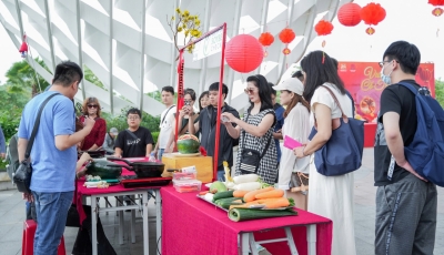 Du khách quốc tế bất ngờ được “ăn Tết” cổ truyền Việt Nam tại Công viên APEC Du khách quốc tế bất ngờ được “ăn Tết” cổ truyền Việt Nam tại Công viên APEC