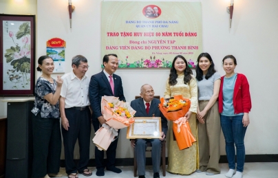 Trao Huy hiệu 80 năm tuổi Đảng cho đảng viên lão thành Trao Huy hiệu 80 năm tuổi Đảng cho đảng viên lão thành