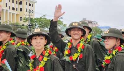 Nụ cười, nước mắt xúc động trong ngày 240 thanh niên quận Hải Châu lên đường nhập ngũ Nụ cười, nước mắt xúc động trong ngày 240 thanh niên quận Hải Châu lên đường nhập ngũ