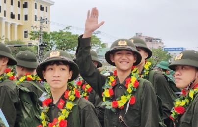 Nụ cười, nước mắt xúc động trong ngày 240 thanh niên quận Hải Châu lên đường nhập ngũ Nụ cười, nước mắt xúc động trong ngày 240 thanh niên quận Hải Châu lên đường nhập ngũ