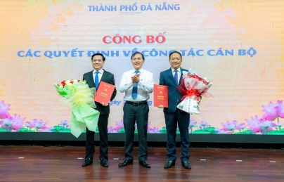 Công bố các quyết định về công tác cán bộ quận Hải Châu Công bố các quyết định về công tác cán bộ quận Hải Châu