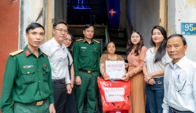 Quận Hải Châu thăm, tặng quà động viên gia đình thanh niên nhập ngũ, thực hiện nghĩa vụ Công an nhân dân năm 2025 Quận Hải Châu thăm, tặng quà động viên gia đình thanh niên nhập ngũ, thực hiện nghĩa vụ Công an nhân dân năm 2025