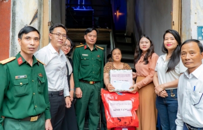 Quận Hải Châu thăm, tặng quà động viên gia đình thanh niên nhập ngũ, thực hiện nghĩa vụ Công an nhân dân năm 2025 Quận Hải Châu thăm, tặng quà động viên gia đình thanh niên nhập ngũ, thực hiện nghĩa vụ Công an nhân dân năm 2025