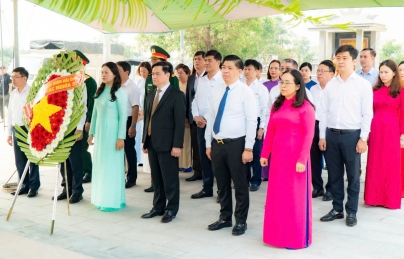 Lãnh đạo quận Hải Châu dâng hương, tưởng niệm các anh hùng, nghĩa sĩ nhân 95 năm Ngày Thành lập Đảng bộ, 50 năm Ngày Giải phóng TP Đà Nẵng Lãnh đạo quận Hải Châu dâng hương, tưởng niệm các anh hùng, nghĩa sĩ nhân 95 năm Ngày Thành lập Đảng bộ, 50 năm Ngày Giải phóng TP Đà Nẵng