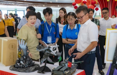 Các bạn sinh viên hồi sinh vật liệu tái chế, xanh hóa không gian Các bạn sinh viên hồi sinh vật liệu tái chế, xanh hóa không gian