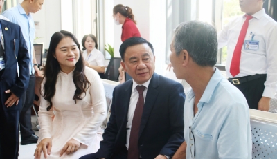 Thường trực Ban Bí thư Trần Cẩm Tú thăm người dân, cán bộ phường Hải Châu Thường trực Ban Bí thư Trần Cẩm Tú thăm người dân, cán bộ phường Hải Châu