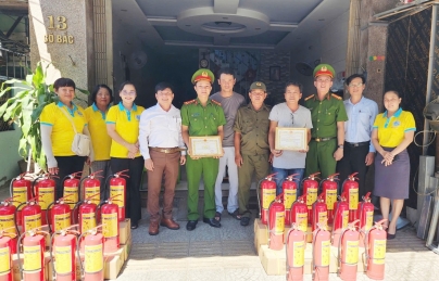 Khen thưởng cá nhân, tập thể tại khu dân cư dũng cảm, nhanh chóng chữa chạy kịp thời Khen thưởng cá nhân, tập thể tại khu dân cư dũng cảm, nhanh chóng chữa chạy kịp thời