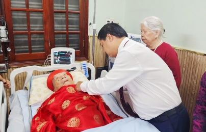 Thường trực Thành uỷ Đà Nẵng trao Huy hiệu 80 năm tuổi đảng cho các đồng chí lão thành cách mạng phường Hải Châu Thường trực Thành uỷ Đà Nẵng trao Huy hiệu 80 năm tuổi đảng cho các đồng chí lão thành cách mạng phường Hải Châu