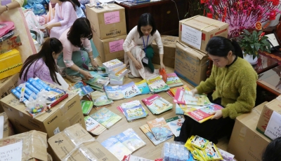 Cô giáo, học sinh Đà Nẵng góp sách vở gửi tặng trường vùng lũ Cô giáo, học sinh Đà Nẵng góp sách vở gửi tặng trường vùng lũ