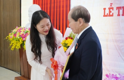 Phường Hải Châu trao tặng Huy hiệu Đảng 68 đồng chí Phường Hải Châu trao tặng Huy hiệu Đảng 68 đồng chí