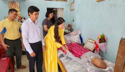 Lãnh đạo phường Hải Châu trao Huy hiệu Đảng tại nhà cho các đồng chí đảng viên cao tuổi Lãnh đạo phường Hải Châu trao Huy hiệu Đảng tại nhà cho các đồng chí đảng viên cao tuổi