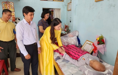 Lãnh đạo phường Hải Châu trao Huy hiệu Đảng tại nhà cho các đồng chí đảng viên cao tuổi Lãnh đạo phường Hải Châu trao Huy hiệu Đảng tại nhà cho các đồng chí đảng viên cao tuổi