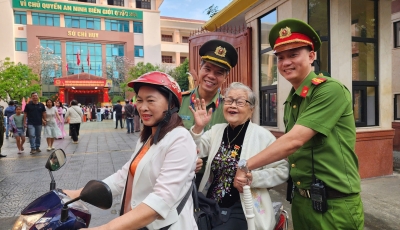 Cử tri phường Hải Châu gửi gắm niềm tin vào từng lá phiếu Cử tri phường Hải Châu gửi gắm niềm tin vào từng lá phiếu